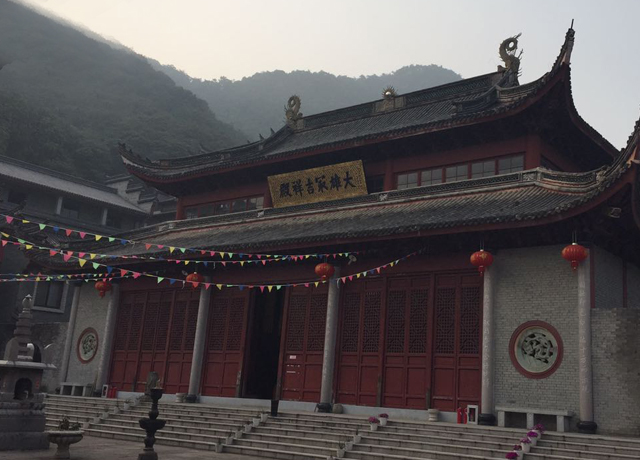 启润影视拜访北仑区领导 赴灵峰寺寻访