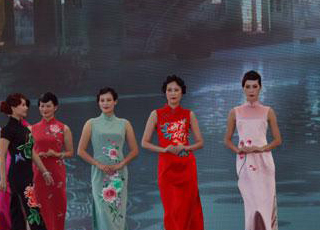 原来旗袍这么美！宁波文化广场迎来旗袍秀