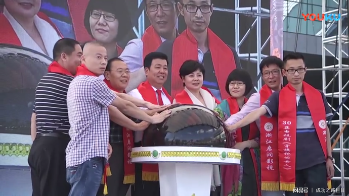 网易搜狐等多家媒体报道：中国影视旗袍文化行业第一人李启涵