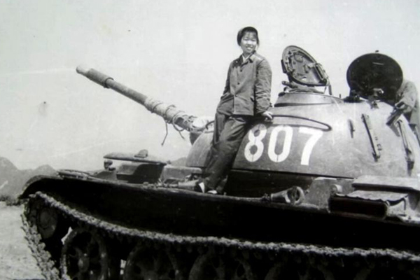 大型画册《军旗》为建党百年献礼 人物之一何金娥