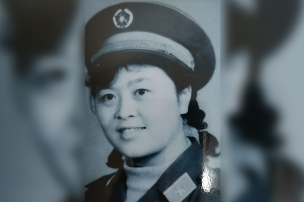 大型画册《军旗》为建党百年献礼 人物之一段燕萍