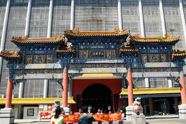 电影《穿旗袍的女人》走进南京云锦博物馆