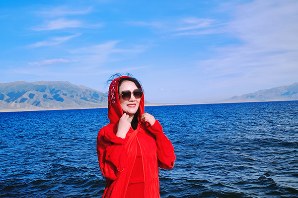 电影《穿旗袍的女人》剧组走进新疆赛里木湖