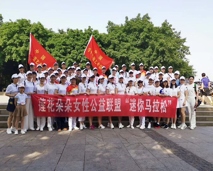 莲花朵朵女性公益联盟副会长贵州渝都商贸置业有限公司董事长重庆鼎正
